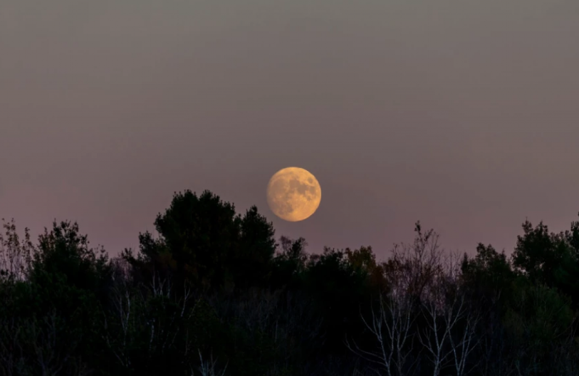 AKO STE SINOĆ POGLEDALI U NEBO, IMALI STE ŠTA DA VIDITE! Misteriozni snop svetlosti se kretao oko meseca! (FOTO)