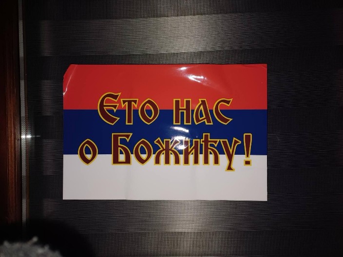 "ETO NAS O BOŽIĆU!" Sever Kosova oblepljen plakatima! Poruka za sve Srbe (VIDEO)