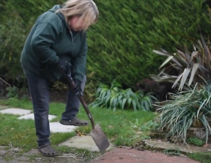 SREĐIVALI DVORIŠTE, PA PRONAŠLI SKRIVENU METALNU PLOČU Nisu ni slutili kakvo blago se nalazi ispod, staro je više od 80 godina! (VIDEO)