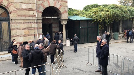 TUŽNA POVORKA NA NOVOM GROBLJU Porodica i prijatelji se oprostili od Miodraga Kostića