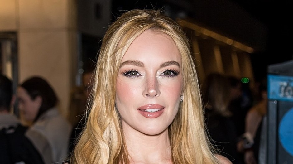 CRNA HALJINA KAKVU JOŠ NISTE VIDELI Prozirna i lepršava kao iz bajke, a grudi pridržavaju samo 2 sitnice