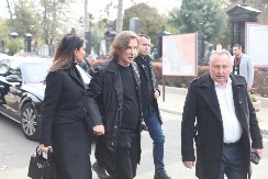 SAHRANA MAJKE ŽELJKA MITROVIĆA Na Novom groblju muk, prvi se pojavio ovaj poznati muzičar!