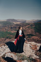 NJEN GLAS NIKOGA NE OSTAVLJA RAVNODUŠNIM Ima samo 12 godina, a snimila je ozbiljnu pesmu o Kosovu