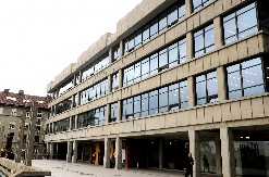 Odložen parnični postupak protiv Kecmanovića