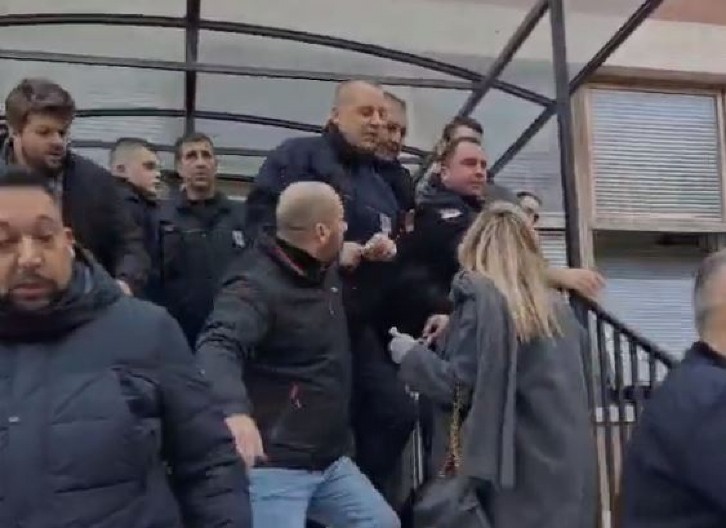 NASRNULI NA ŽENU! Oglasilo se UST, predstavnici opozicije napali Ivanu Josifović u Novom Sadu (VIDEO)