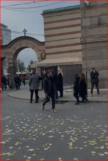 NJEGA NIKO NIJE OČEKIVAO! Poznati voditelj se pojavio sa sahrani majke Željka Mitrovića (VIDEO)