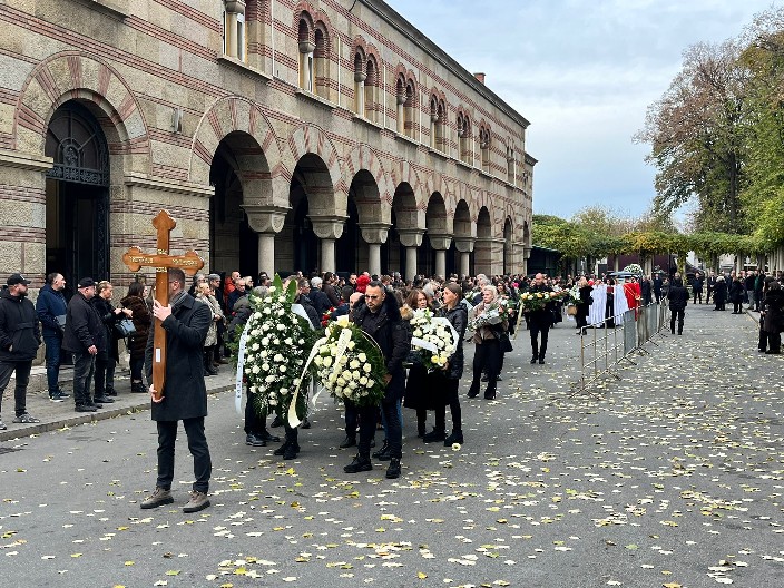 ŽELJKOV SIN IZ PRVOG BRAKA NA ČELU TUŽNE POVORKE Aleksandar slomljen od bola zbog smrti bake (FOTO)