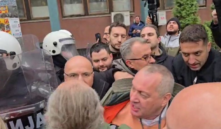 POTPUNI LUDACI U OPOZICIJI! Divljaju ispred tužilaštva u Novom Sadu, nasrću na policiju (VIDEO)