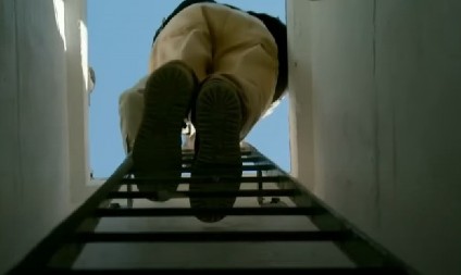 KUPIO NAPUŠTENI BUNKER IZ VREMENA HLADNOG RATA Skinuo betonsku ploču pa se spustio 5 metara ispod zemlje, zanemeo od prizora! (VIDEO)