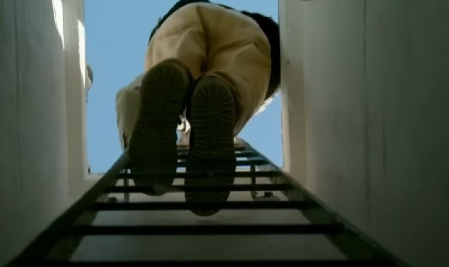 KUPIO NAPUŠTENI BUNKER IZ VREMENA HLADNOG RATA Skinuo betonsku ploču pa se spustio 5 metara ispod zemlje, zanemeo od prizora! (VIDEO)