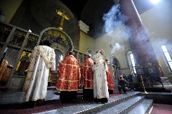 "ZA DUVAN IMAŠ, A MENI SVEŠTENOM LICU NEMAŠ DA DAŠ PARE!" Leskovčani potpisali peticiju da proteraju sveštenika - prozvali ga "BETMEN"!