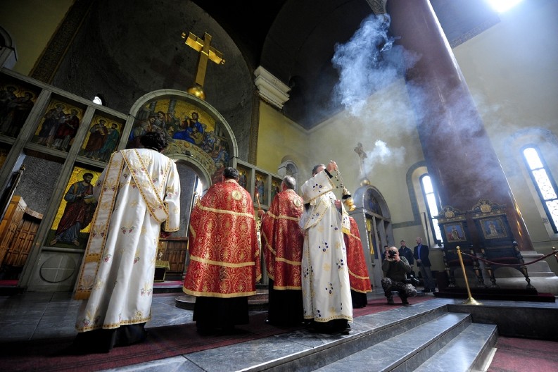 "ZA DUVAN IMAŠ, A MENI SVEŠTENOM LICU NEMAŠ DA DAŠ PARE!" Leskovčani potpisali peticiju da proteraju sveštenika - prozvali ga "BETMEN"!