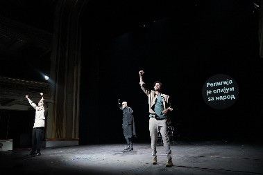 SKANDAL U NARODNOM POZORIŠTU Posle predstave glumac izašao na binu i počeo da čita politički proglas, publika napustila salu!