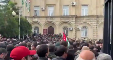 OPOZICIJA NASRNULA NA POLICIJU! Demonstranti pokušali da upadnu u parlament, nekoliko aktivista uhapšeno!