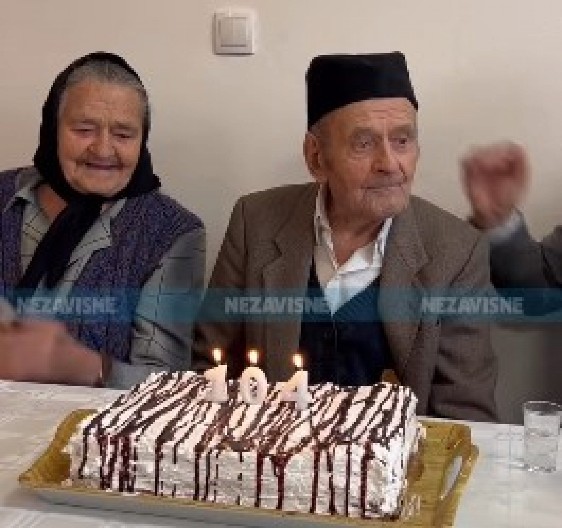 PENZIJU PRIMA JOŠ OD KAD JE TITO UMRO Deda Milovan uz pesmu i rakiju proslavio 104. rođendan, a njegov savet za dug život će vas oduševiti