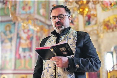 "DOK SU NASTRADALOM NIKOLI (18) ČITALI OPELO, ONI SU SKUPLJALI PARE!" Leskovčanka o POP MAFIJI: "Dete se još nije ni OHLADILO..."