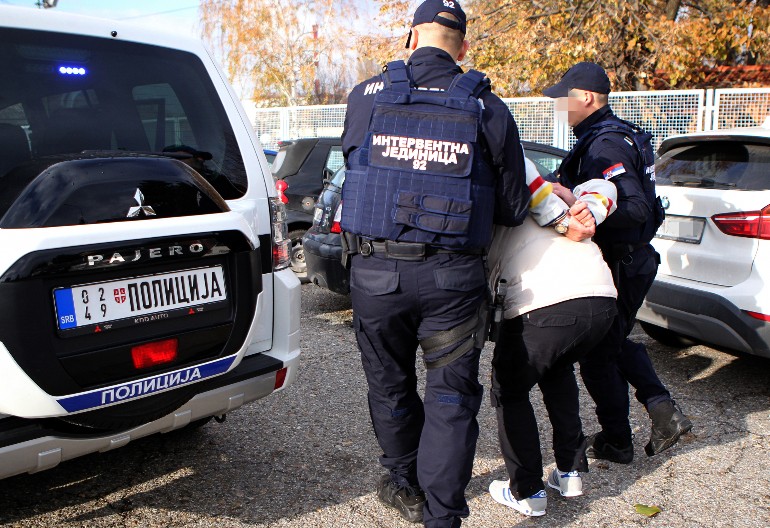 RAZBIJENA MEĐUNARODNA MREŽA KRIJUMČARA LJUDI Uhapšeno šest osoba u Beogradu i Novom Sadu