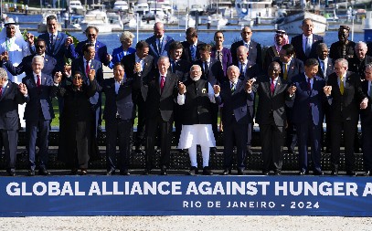 SKANDAL NA SAMITU G20:  Džo Bajden sakriven iza palme dok su lideri pravili zajedničku fotografiju! (FOTO)