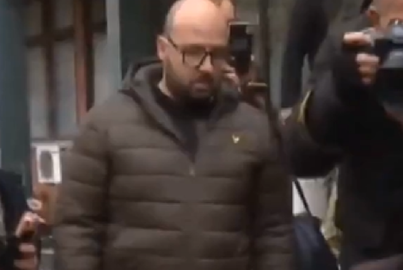 NASILNE PROTESTE U NOVOM SADU PREDVODI PONOŠEV POSLANIK KOJI KRIVI SRBIJU ZA NATO BOMBARDOVANJE!