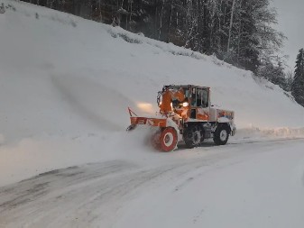 ZAVEJANA NAJKRITIČNIJA DEONICA U SRBIJI Visoki snežni nanosi preko Odvraćenice, teška mehanizacija na terenu