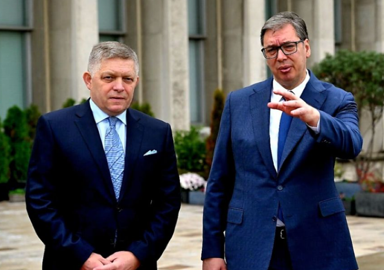 DANAS ĆEMO POSTAVITI NOVE TEMELJE ZA ČVRŠĆE VEZE NAŠIH NARODA Predsednik Vučić poželeo dobrodošlicu Robertu Ficu