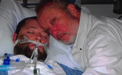 LEKARI SU REKLI DA JE KRAJ, ALI ON NIJE ODUSTAO Otac sa pištoljem upao u bolnicu da spasi sina – ono što se dogodilo ostavilo sve u šoku! (VIDEO)