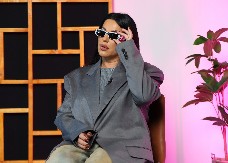 SEKA NAPRAVILA BRUTALNU PROMENU Cela Srbija priča o njenim šiškama do pola čela, a tek da joj vidite čizme - LU-DI-LO!