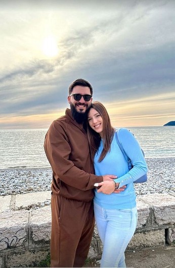 SLAVLJE U DOMU DANICE CRNOGORČEVIĆ! Isplivala fotografija sa suprugom iz porodične kuće, danas je poseban dan!