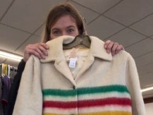 NEVEROVATNO OTKRIĆE U SECOND HAND RADNJI Kupila kaput od 3800 dinara...kada je shvatila koliko vredi, umalo se onesvestila od šoka! (VIDEO)