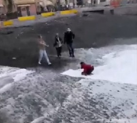 SNIMALA STRAVIČNU OLUJU, A ONDA JU JE PROGUTAO TALAS Ignorisala upozorenja da se ne približava, prizor ledi krv u žilama! (VIDEO)