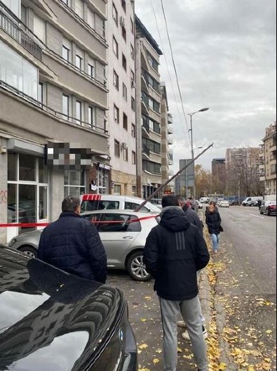 ODLETEO DEO LIMA S KROVA, PAO SAOBRAĆAJNI ZNAK Vetar pravi haos po Beogradu, RHMZ upozorava gde će negde da duva i ORKANSKOM JAČINOM