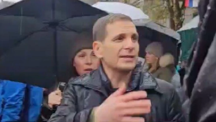 MILOŠ FRANCUZ IZAŠAO IZ MIŠJE RUPE Lažni patriota se priključio HAOSU kod Pravnog fakulteta, i on divlja sa demonstrantima