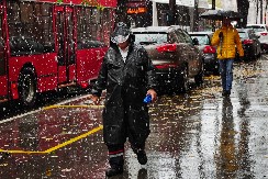 STIGAO SNEG, BUDITE OPREZNI Poledica je opasna i za vozače ali i za pešake, evo šta da radite kako biste izbegli povrede