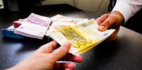 OD RUSA ZA SRPSKO DRŽAVLJANSTVO UZELI 200.000 EVRA  Poodignuta optužnica za prevaru i tužilaštvo za njih traži zatvor