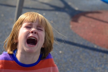 POZVALA POLICIJU JER JE VIDELA MAJKU KAKO UDARA DETE Kada je shvatila pravu istinu, zanemela od šoka!