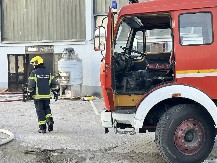GORI KUĆA U LEŠTANIMA Vatrogasci na terenu