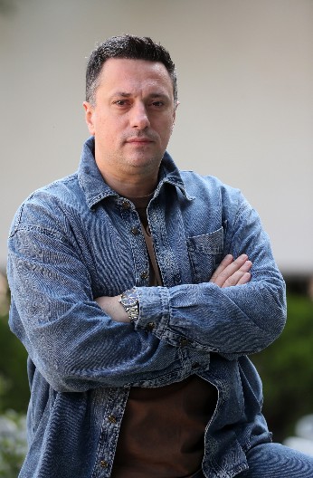 "MEDIOKRITETI I PARAZITI, BOCKAJU ME" Andrija Milošević žestoko o kolegama i današnjici: "Svet je na ivici rata" (VIDEO)