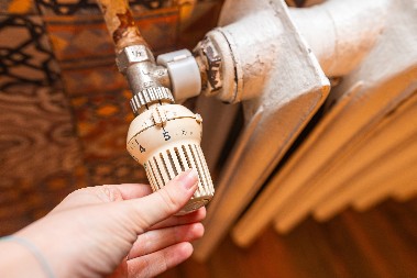 SVU TOPLOTU ĆETE VRATITI U KUĆU, NEMA POTREBE ZA DODATNIM TROŠENJEM STRUJE Evo kako da vam kuća bude ugrejana, samo je potrebno da uradite ovo