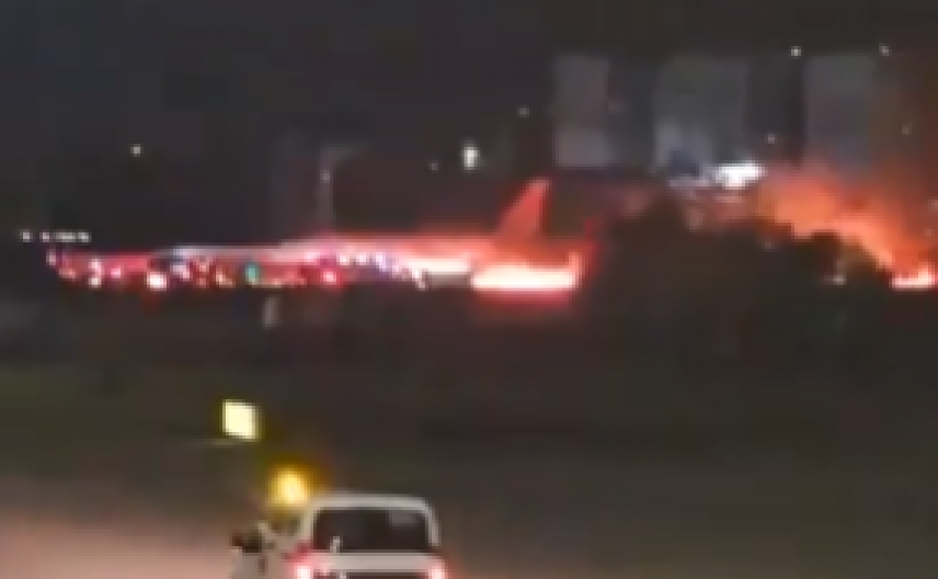 VATRENI HAOS NA AERODROMU Avion se zapalio pri sletanju, jeziva scena sa mesta nesreće u Antaliji (VIDEO)