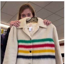 KUPILA KAPUT U RADNJI POLOVNE ROBE, A NIJE BILA NI SVESNA DA JE OSVOJILA PRAVU LUTRIJU  Ono što je pronašla na Guglu raspametilo ju je