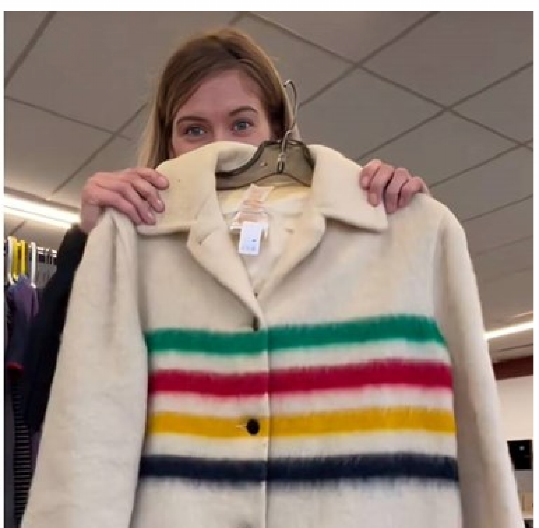 KUPILA KAPUT U RADNJI POLOVNE ROBE, A NIJE BILA NI SVESNA DA JE OSVOJILA PRAVU LUTRIJU  Ono što je pronašla na Guglu raspametilo ju je