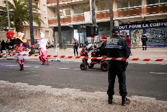 DRAMA U PARIZU Uzeo taoce u restoranu, policija opkolila deo grada