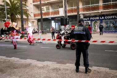 DRAMA U PARIZU Uzeo taoce u restoranu, policija opkolila deo grada