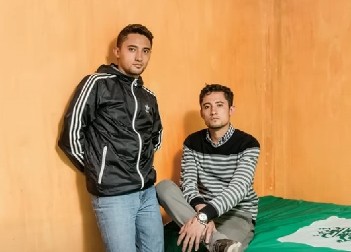 30 GODINA SU VEROVALI DA SU BLIZANCI Koleginica jednim potezom na telefonu otkrila šokantnu istinu koja im je promenila živote! (VIDEO)