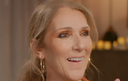 DŽEMPER KOJI PODMLAĐUJE Selin Dion izgleda nikad lepše u narandžastom modelu, a obavezno pogledajte i ove kombinacije