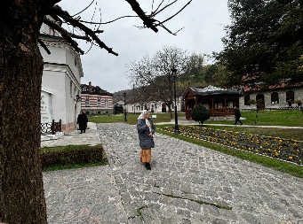 ''NEK SEDI ODMAH PORED BOGA I NEKA NAS ČUVA SVE''! Vernici došli u manastir Rakovicu da odaju počast blaženopočivšem patrijarhu Pavlu: Bio je svetac za života! (FOTO)