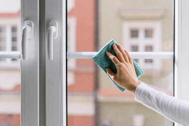 PROZORI ĆE TOLIKO BITI ČISTI DA ĆETE MISLITI DA IH NEMA Nikakve hemikalije, nikakvi štetni mirisi, samo jedan prirodni sastojak koji je pravo čudo