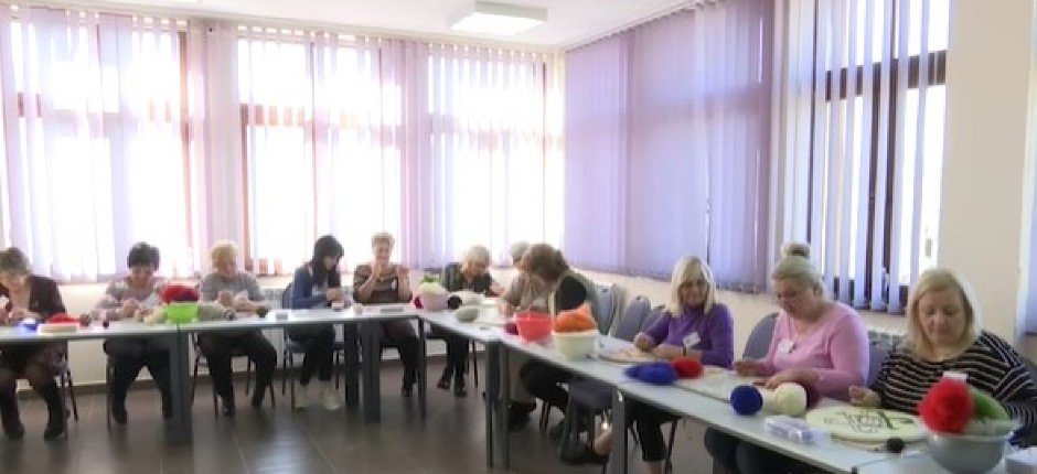 TRADICIJA UTKANA U SUVENIRE! U Tršiću je u toku Treća kolonija pustovanja - učestvuju žene sa obe strane Drine!