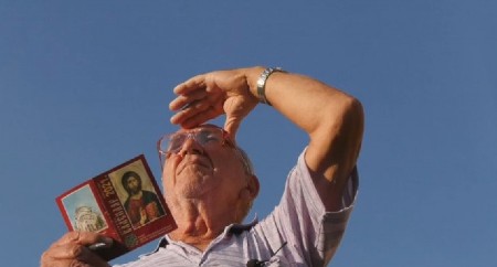 "TREBAJU MI SAMO CRKVENI KALENDAR I OLOVKA!" Rade je seoski meteorolog - ako ga žigne ispod plećke znači samo JEDNO!