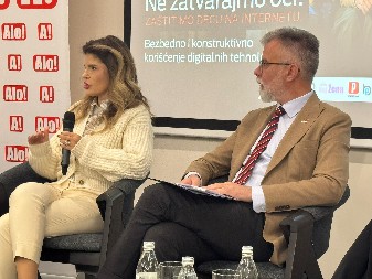MINISTAR RISTIĆ I JELENA TRIVAN NA PANELU ''ODGOVORNOST U PODIZANJU NIVOA DIGITALNE PISMENOSTI'' Trivan: Mali broj dece traži stručnu pomoć, roditelji moraju da budu informisani